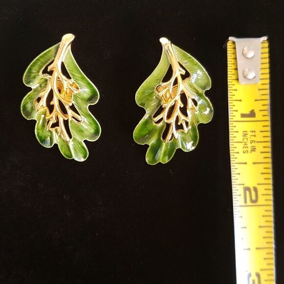 Vintage Signed Sarah Coventry  Goldtone and Green Resin Leaf Clip Earrin… - Picture 7 of 10